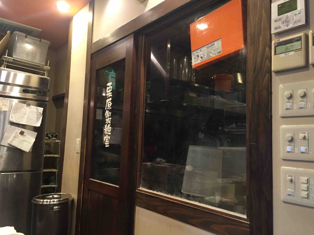 麺は完全自家製麺。店内の製麺室で毎朝打っているようです