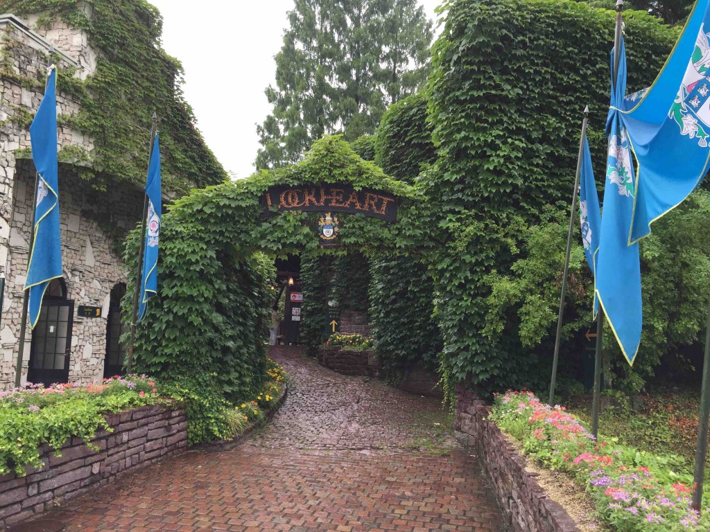 入り口を入ると、石畳が続く