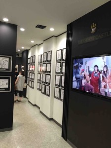 ちょっと似つかわしくないけれど、ここに来た有名人の人たちのサインが展示されている場所もあります
