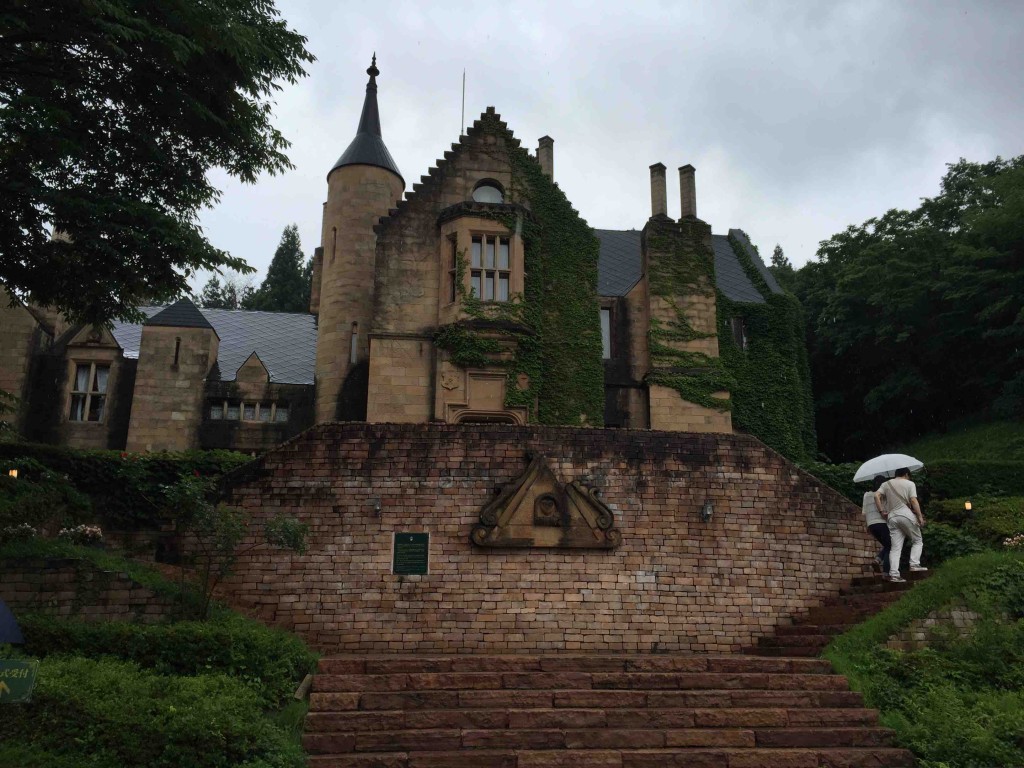 ロックハート城。あいにくの雨ですが、それでも絵になるのは、やっぱり、本物を移築しているからでしょう