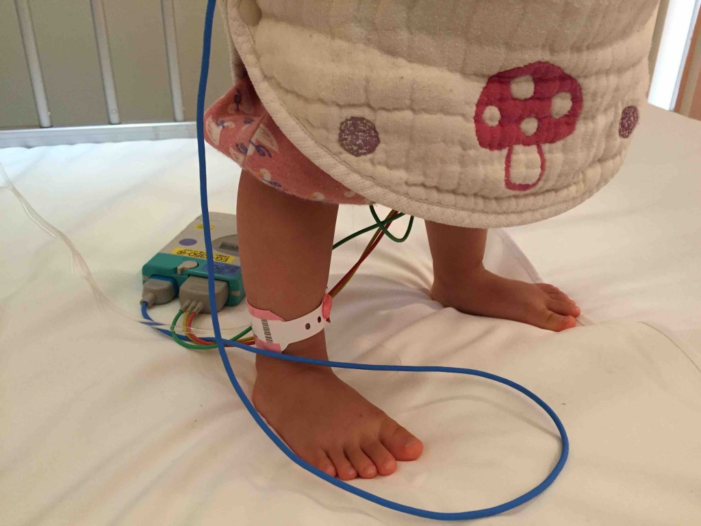 点滴と心電図のコードが足元に。