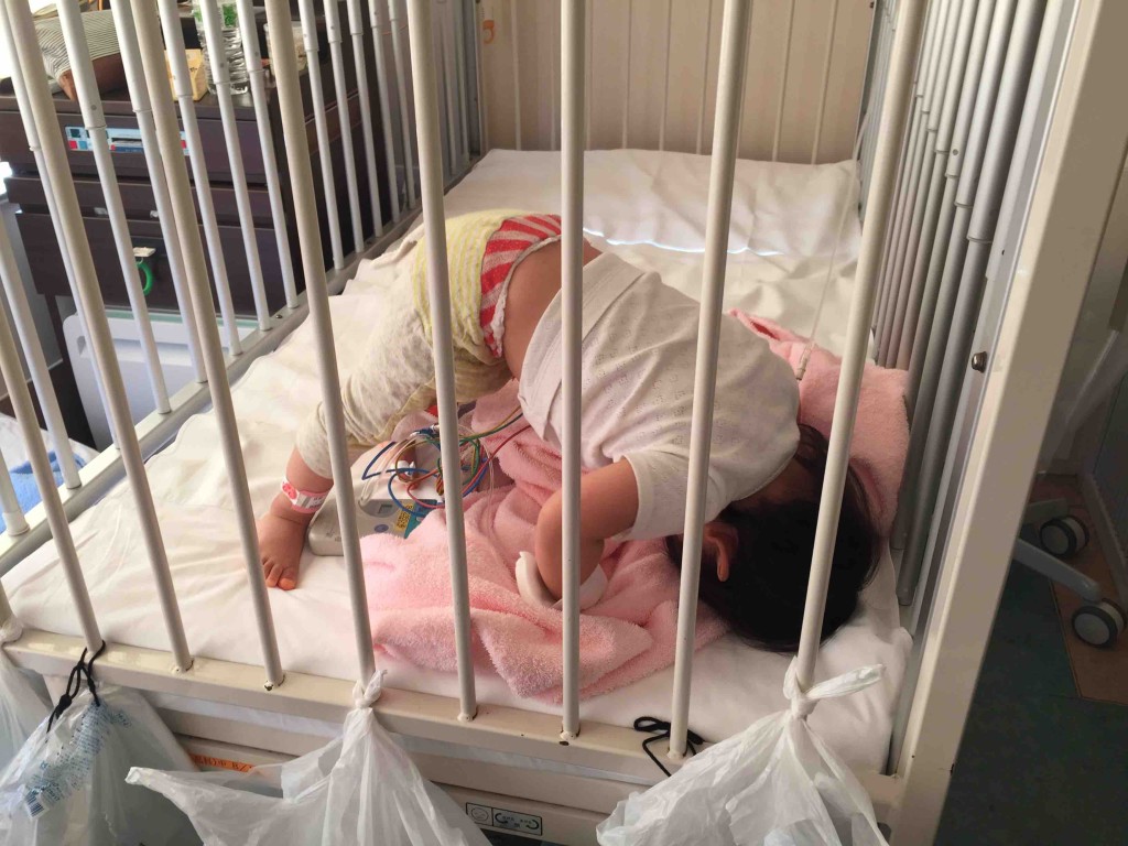 ベッドで絶対安静中のため、一人で布団の上で運動中