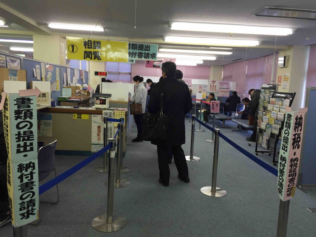 提出に行った3月1日は、提出の列もこんなもん。ガラガラ。正味３〜５分です。