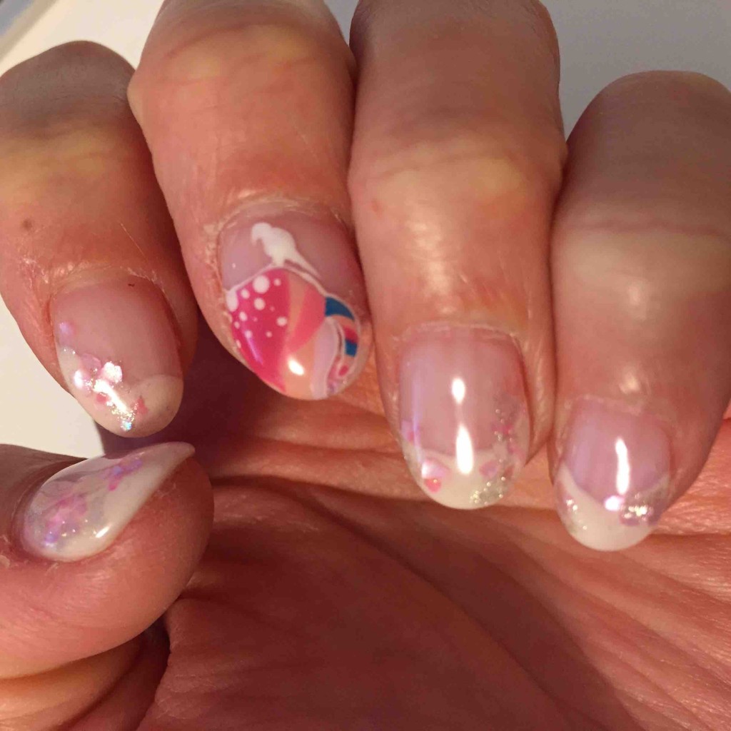 お尻には、白い鳥がちょこんと載っています。芸が細かい！