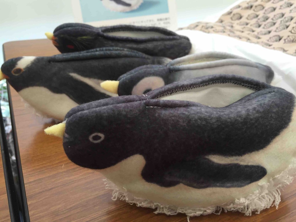 YOU+MORE！ 卓上が氷上になる！？ ペンギンスルスルー〈ミニ〉の会　1800円（税抜）背中にはポケットティッシュ入れておけるっぽい。