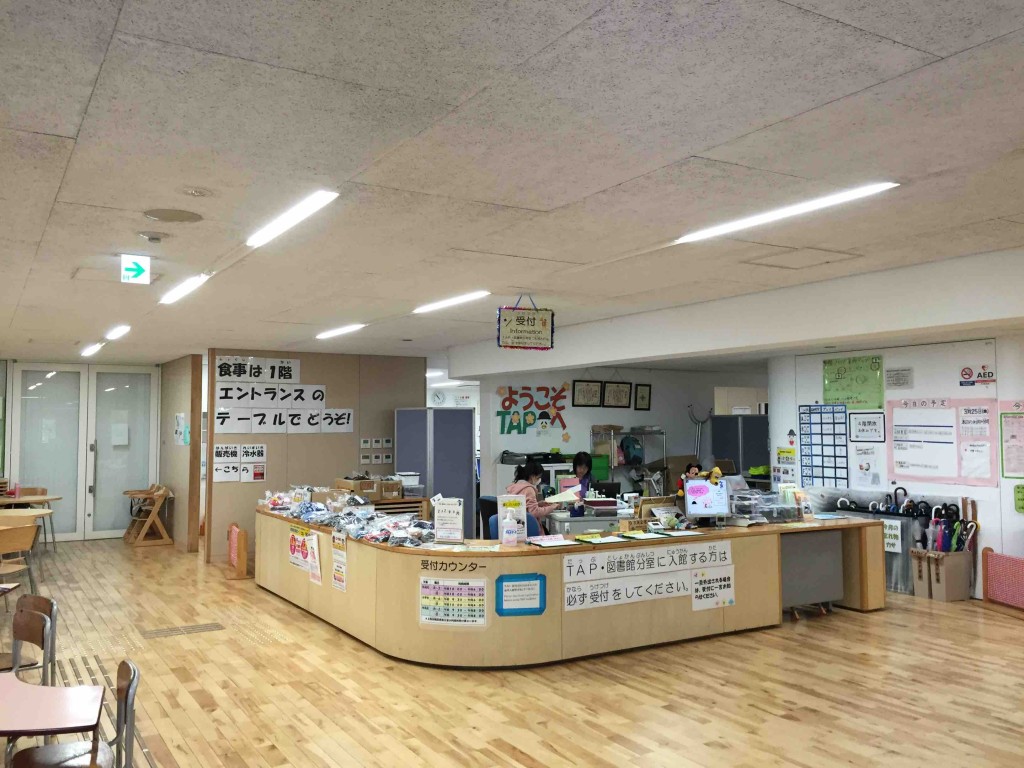 入ったらすぐ受付。この脇にあるテーブル席で飲食可。もちろん子どもイスあり。