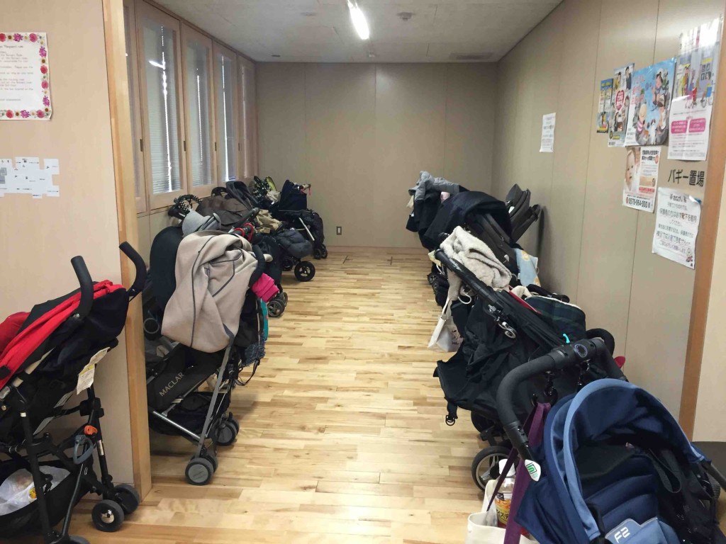 入り口脇にはベビーカー置き場。これで混み具合がわかります。が、ここがいっぱいでも、中が広いからそんなに混んでる感じはしない