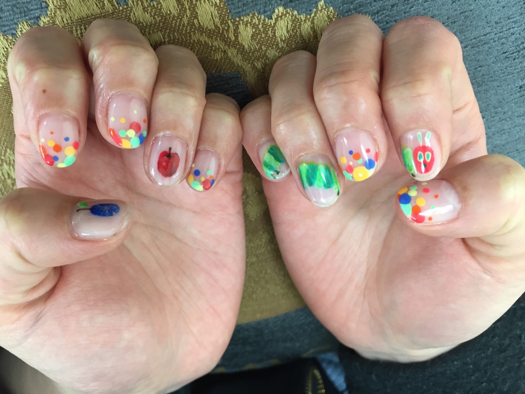 右手のあおむし、何気にちゃんと黄色い毛で縁取られているんです！ものすごいクオリティの高さ！！左手のフルーツもちゃんと穴が空いております。