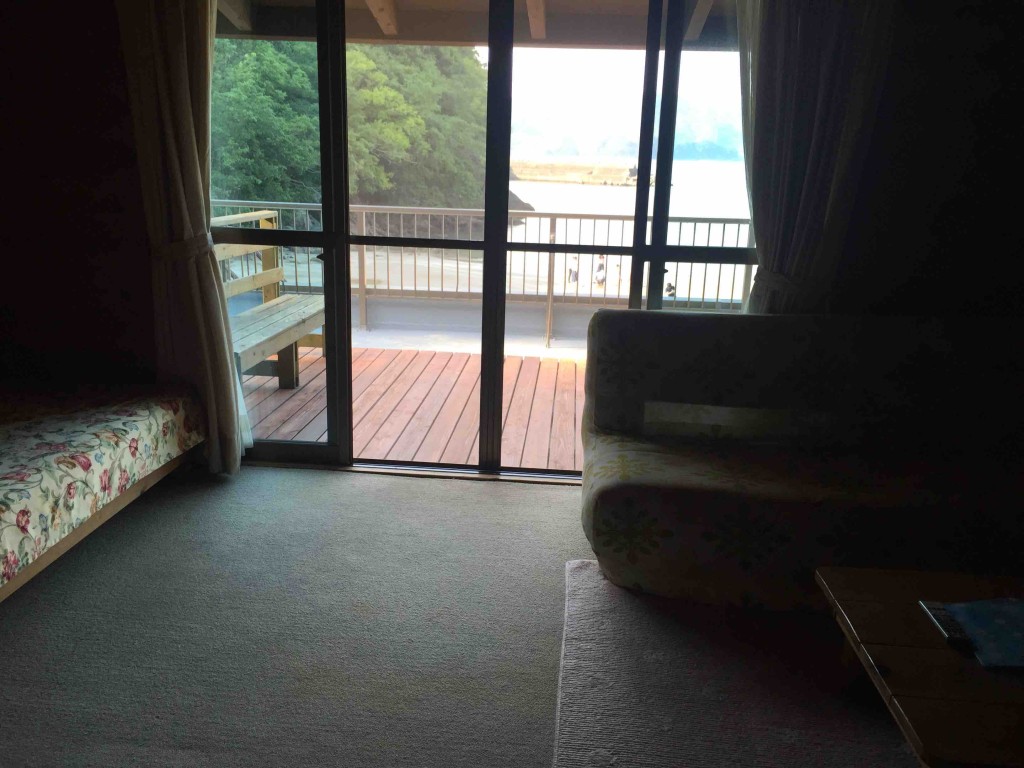 リビング側は海に面していて、テラスにも出られます。テラスにはベンチも。