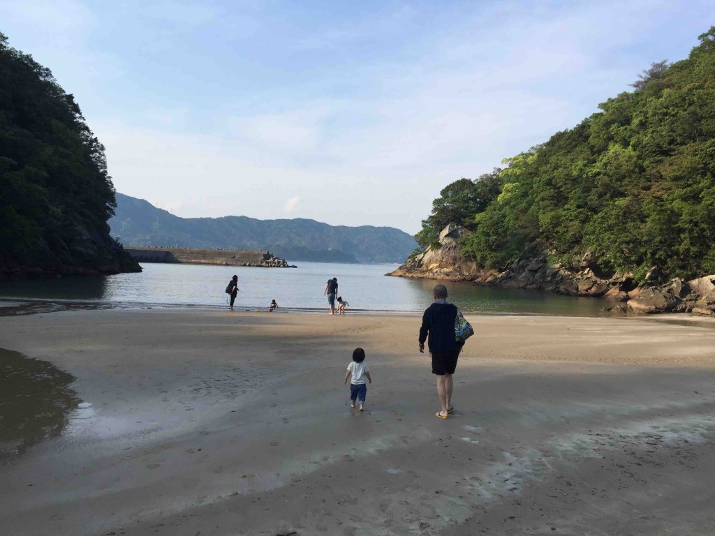 ペンションししくいのウリといえば、何と言ってもプライベートビーチ！！入り江になっているので、波も穏やか。小さい子どもでも安心して遊べます。