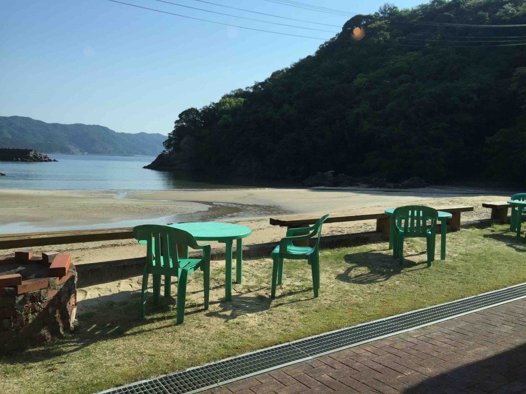 ビーチの上にはちょっとしたテーブルと椅子もあるから、海を見ながらのんびり・・・