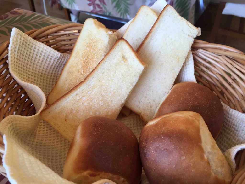 手前のパンは自家製パン。美味！