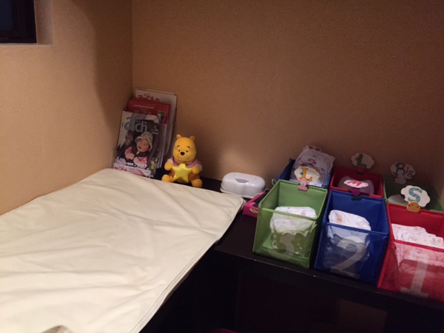 トイレの中にはオムツ替えエリアが用意され、オムツのサイズもバリエーションあり