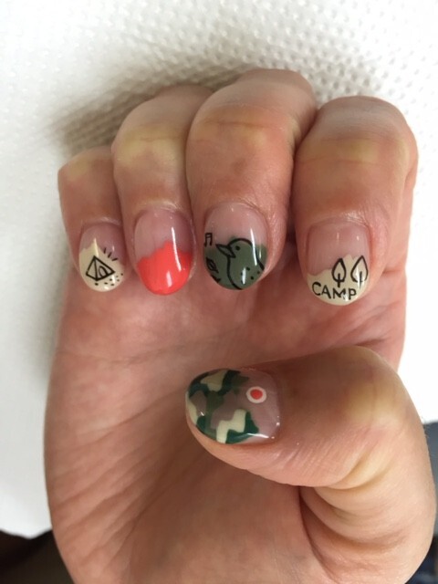 右手は、テント、鳥、林がモチーフ