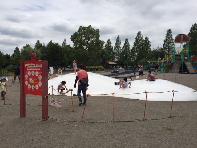 遊具も大きめのものがちゃんと設置されていて、こちらは「ふわふわドーム」。向こう側は滑り台などもあります。