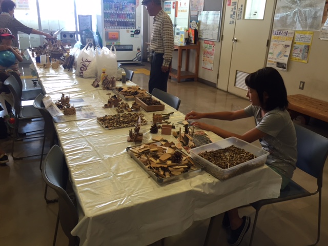 食堂の外ではワークショップも。２００円〜木工クラフトがつくれます。いつでも参加可能。