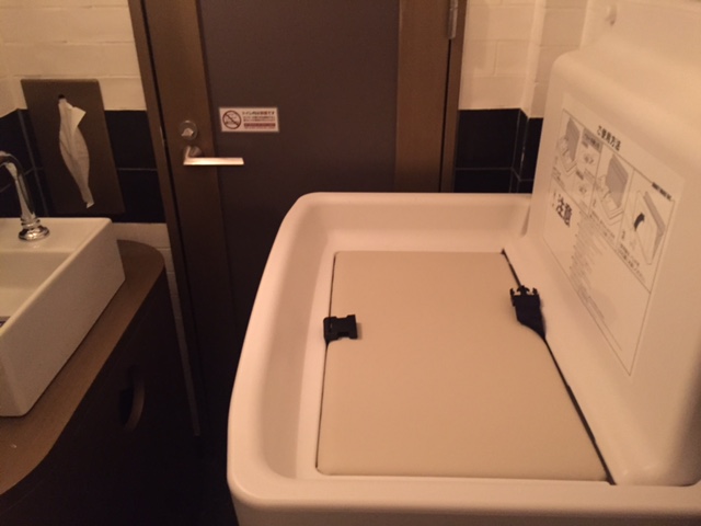 何よりうれしいのが、オムツ替え台が広いスペースにできたこと！