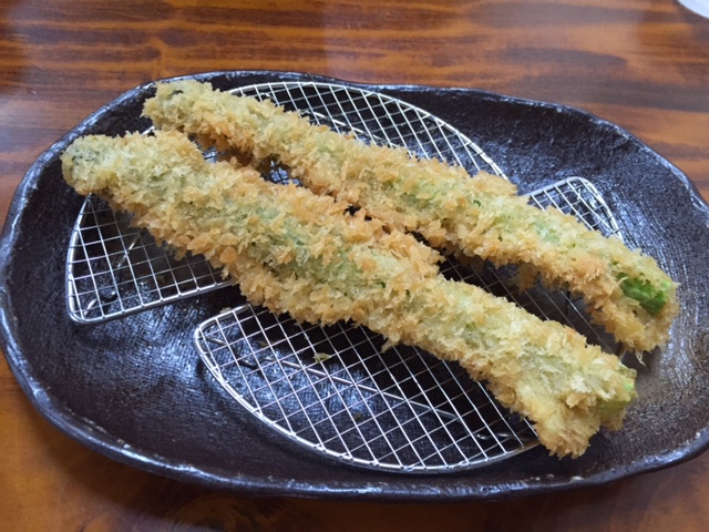 旬のものとして頼んだアスパラのフライ、これが激ウマ！