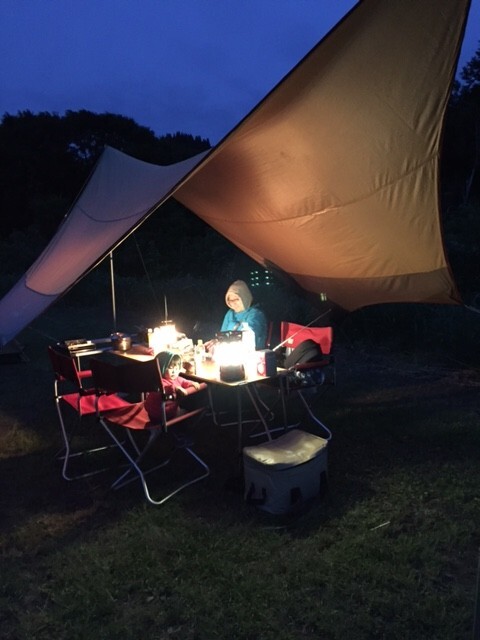 暗くなって、ランタンに照らされるタープ内は、やっぱり素敵！