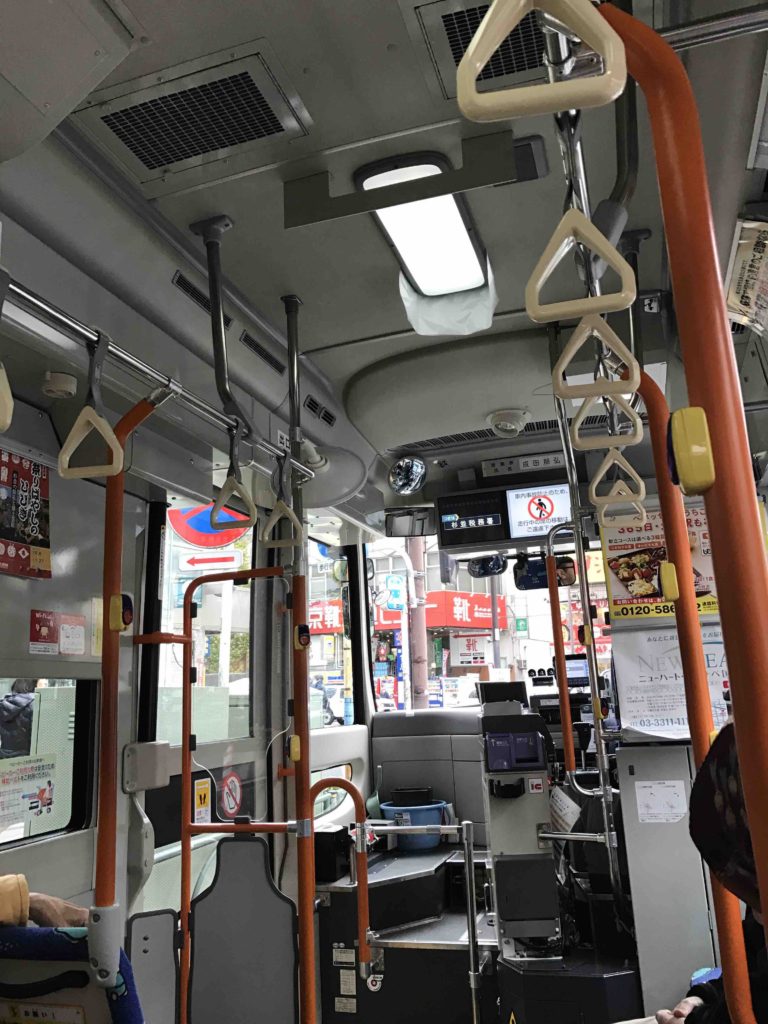 「すぎ丸」の中は全席優先席。基本お年寄りか子連れが乗ってます。