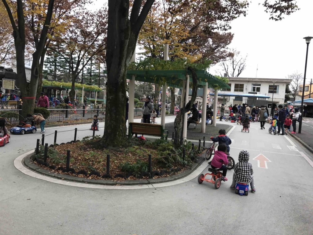 一方通行の小さい子専用道路