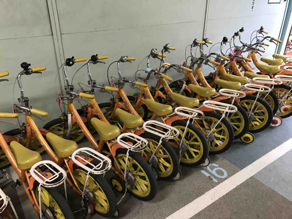 補助輪付きで、まずは公道を走る予行演習を。