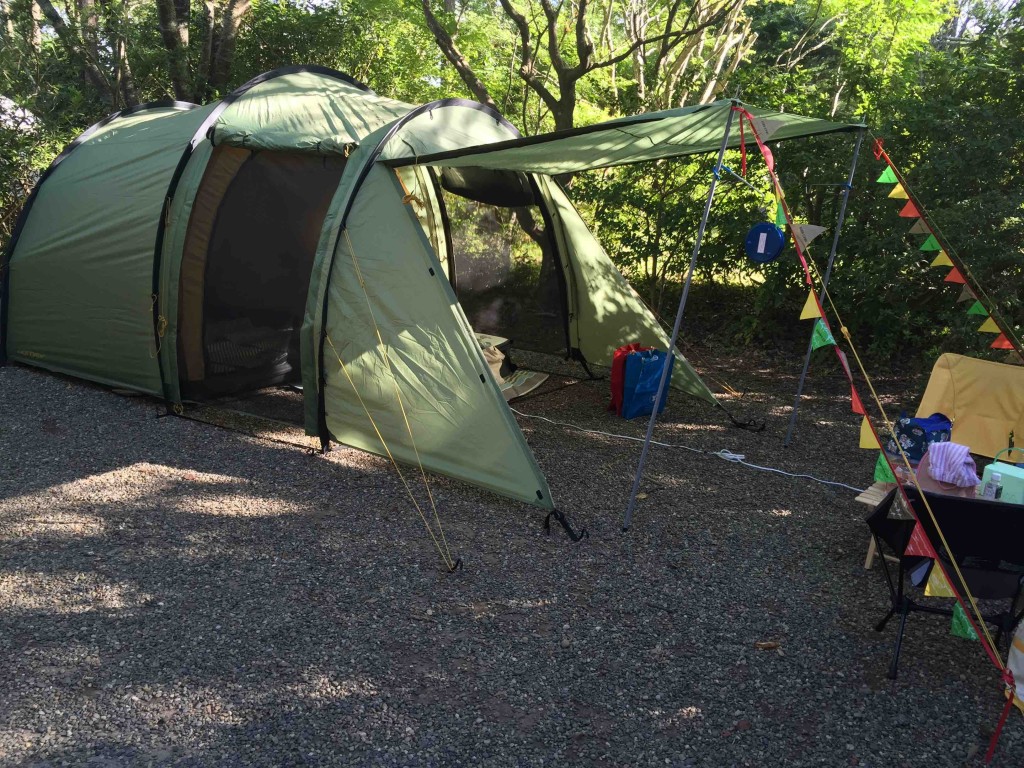 テントは、前回行った無印良品の管理人さんのアドバイスどおり、タープ一体型にしました。ノルディスクのレイサ４。本当はレイサ６の方がいいのだと思うけれど、省スペースが大前提の我が家にはこれがMAX。ちゃんと気に入ってます！！