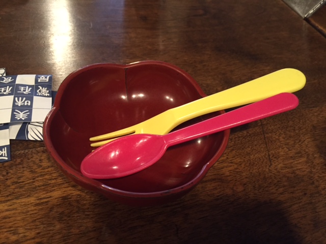 子供用にお椀とスプーン、フォークも用意してくれます