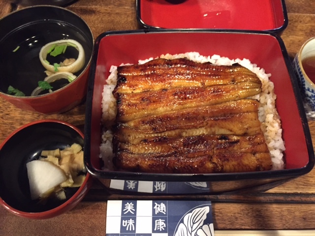 １尾まるまるのった「うな重」は3250円で肝吸い付き。