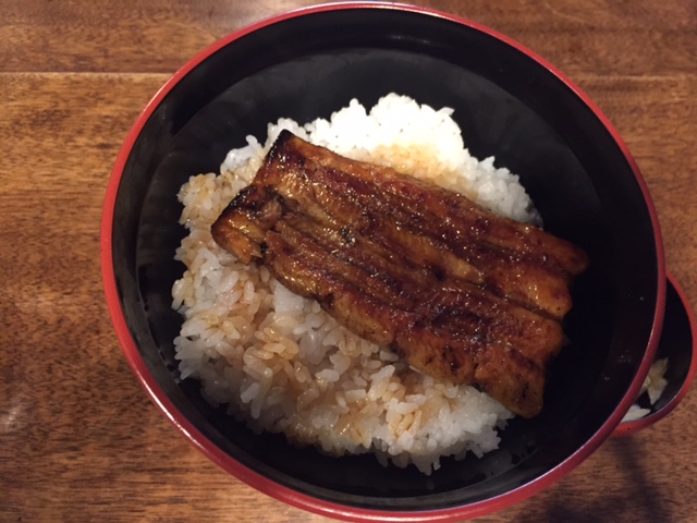 子ども向けというか、大人でも十分な「うな丼」は1800円（夕方17時まで）。