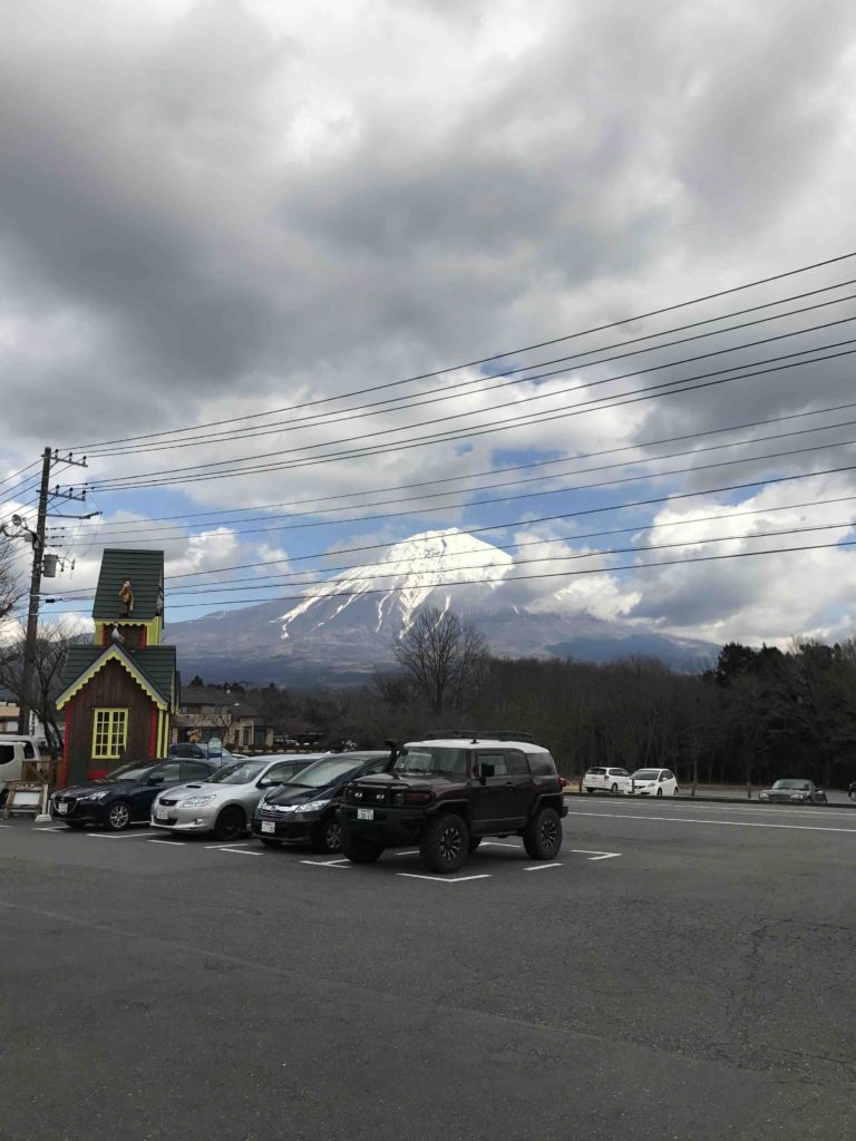 富士山のふもとにある「農場レストランでいただきます」。駐車場は「まかいの牧場」と一緒。でも入場料を払う手前にあるので、誰でも食べられます。