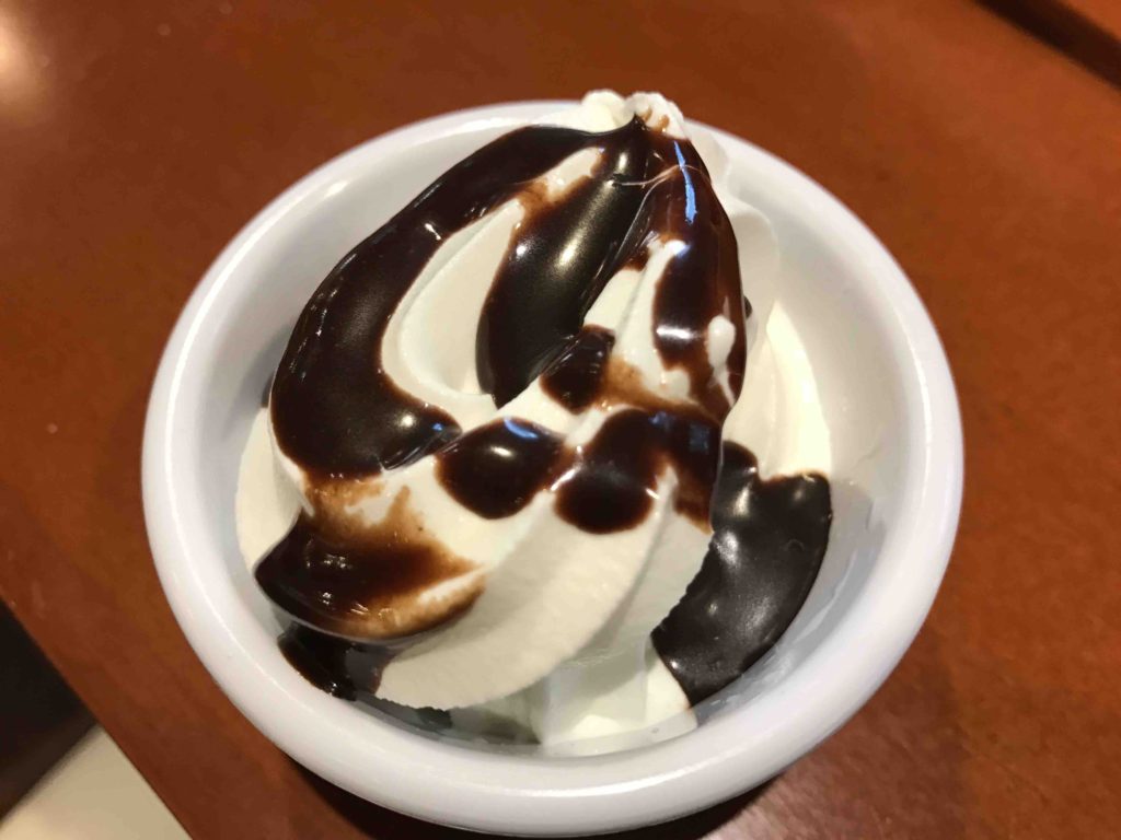 牧場の牛乳を使ったソフトクリームは、さすがのウマさ